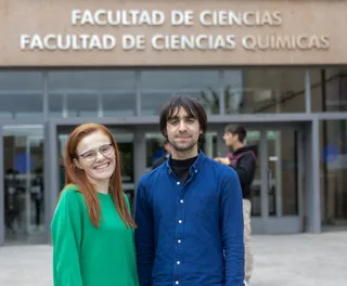 Saray Martínez y José Miguel Pablos, investigadores de Salamanca que han desarrollado una herramienta para obtener una predicción de cuanta energía puede producir un parque eólico. Susana Martín / ICAL