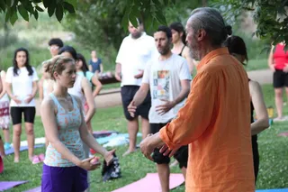 Clase de yoga en el Puente Romano
