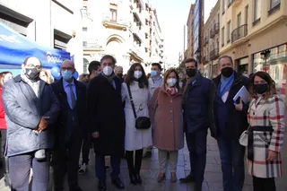 Pablo Casado paseando por las calles de Salamanca | Fotos: Andrea M