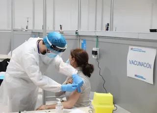 El Hospital de Salamanca no ve relación entre la vacuna de AstraZeneca y el trombo en el brazo de la joven de 26 años