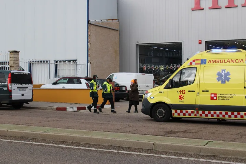 Ambulancia y Guardia Civil en el polígono de los Villares