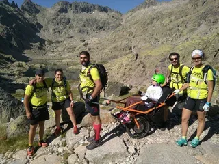 Sube a Gredos en silla adaptada una persona con discapacidad motora
