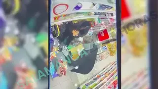 Momento de la agresión durante el asalto ocurrido en una tienda en la avenida de Portugal de Salamanca 