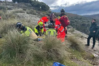 Bomberos de Lumbrales y Vitigudino efectuando un rescate de una mujer en el Pereña de la Ribera