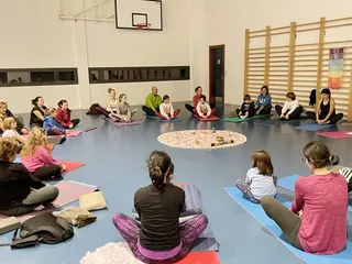 Los vecinos de Carbajosa disfrutan de las actividades del programa de Navidad: Yoga en familia