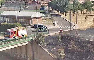Bomberos de Salamanca sofocan fuego en la calle Dos Encinas