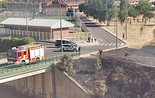 Bomberos de Salamanca sofocan fuego en la calle Dos Encinas