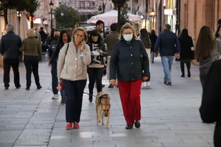 Gente paseando por la Calle Zamora en otoño