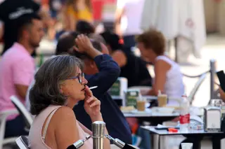 Persona fumando en una terraza