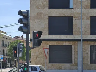 Imagen de un semáforo, pocos minutos después de la vuelta del suministro eléctrico