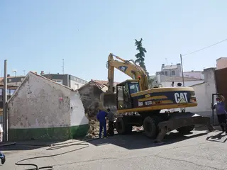 El Ayuntamiento de Carbajosa inicia el derribo de la casa que permitirá crear una nueva zona de estancia en el centro urbano