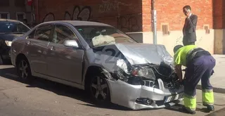 Un coche se empotra contra un bar tras una colisión con otro vehículo
