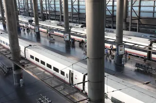 Vista de trenes en la estación de tren Puerta de Atocha de Madrid durante la primera de las cuatro jornadas de paros parciales de Renfe a los que el sindicato CGT ha convocado a los trabajadores de l