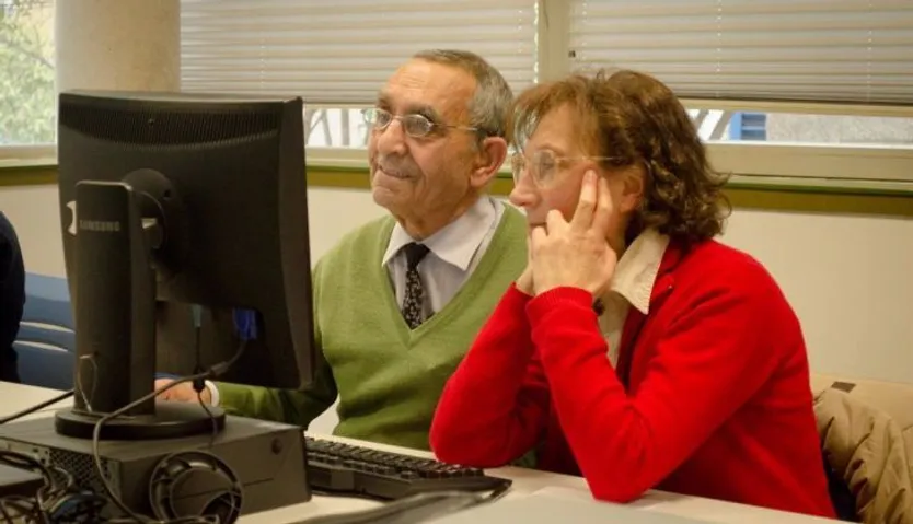 Personas mayores navegando por Internet. Foto EP
