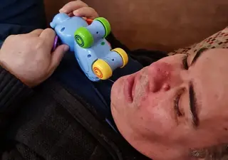 Nico, de Cabrerizos, con uno de sus juguetes