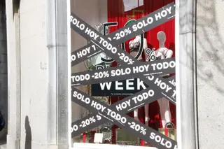 Carteles de Black Friday en el escaparate de un comercio en Salamanaca 