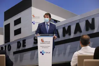 Alfonso Fernández Mañueco, preside un acto tras su visita al Hospital de Salamanca