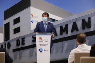 Alfonso Fernández Mañueco, preside un acto tras su visita al Hospital de Salamanca