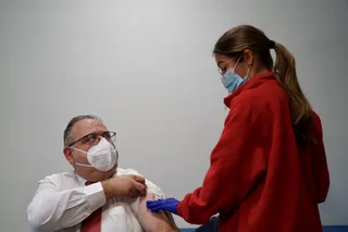 El consejero de Sanidad recibe la vacuna antigripal. Leticia Pérez