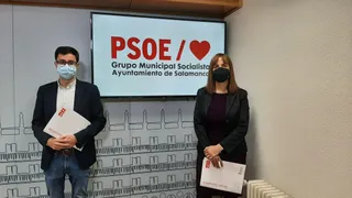 El portavoz del PSOE en Salamanca, José Luis Mateos y la concejala María Sánchez