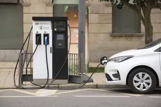 Un coche eléctrico en el cargador situado en el paseo del Rector Esperabé. Foto de archivo