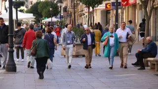 Gente paseando por las calles de Salamanca | S24H