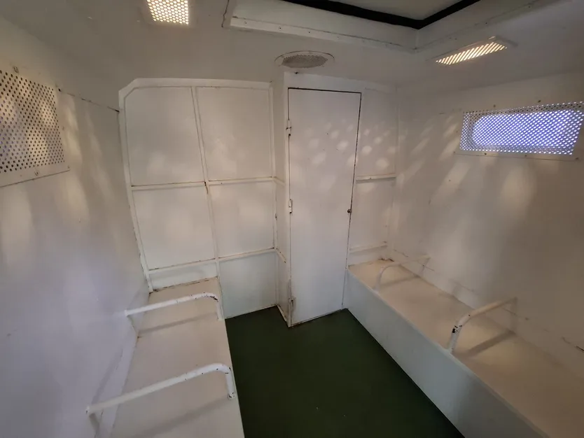 Interior de uno de los furgones de la Guardia Civil que trasladan presos y detenidos sin cinturones de seguridad