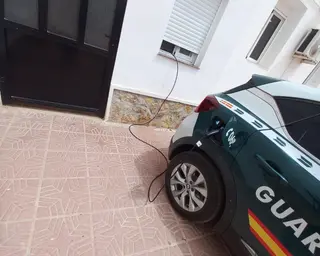 Coches de la Guardia Civil cargándose en un cuarto de baño. Foto AUGC