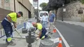 Operarios municipales trabajan para instalar el sensor de control de gálibo