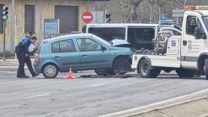 Choque entre un furgón de la Policía Nacional y un turismo a la altura del Puente Romano