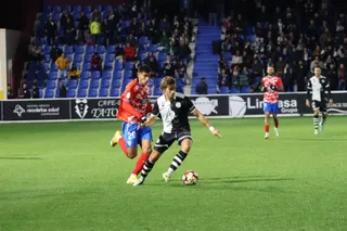 Thiago Ojeda persigue a Slavy en el Unionistas - Lugo | FOTO ANDREA MATEOS