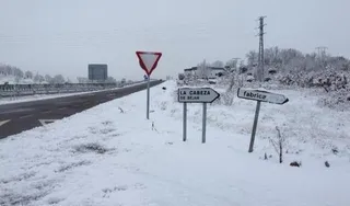 Imagen del cruce de la carretera de Cabeza de Béjar con nieve