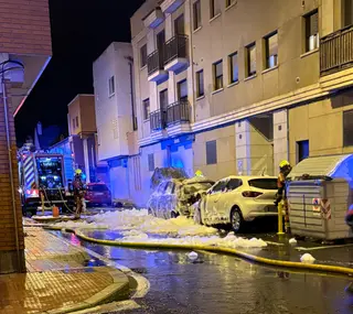 Incendio de vehículos en la calle Pico del Naranco, Salamanca | S24H