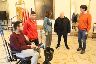 El alcalde de Salamanca, Carlos García Carbayo, recibe a Alberto Mangas, medalla de oro en el Campeonato de España Liberty de promesas paralímpicas de atletismo