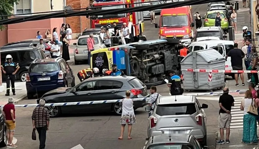 Vuelco de una ambulancia cerca de la estación de autobuses de Salamanca | Salamanca 24 Horas