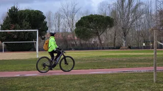 Hombre montando en bicicleta por las pistas del puente romano | Andrea Mateos