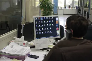 Un funcionario trabajando en su puesto