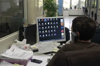 Un funcionario trabajando en su puesto