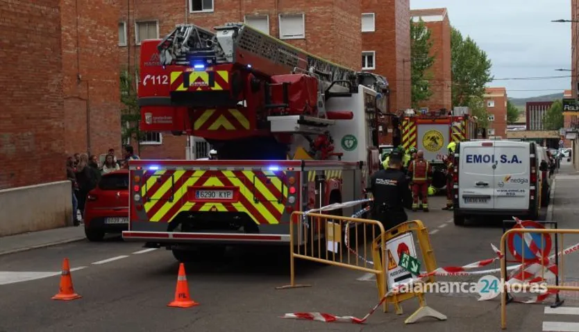 Incendio en una vivienda de la calle Candelario. Bomberos, Policía Local y Nacional (8)