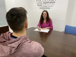 Sara Ruiz, psicóloga de Salud Mental Salamanca, atendiendo a un paciente
