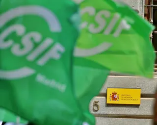 Banderas la Central Sindical Independiente y de Funcionarios (CSIF) frente al Ministerio de Hacienda y Función Pública. Foto de Cézaro De Luca - Europa Press - Archivo