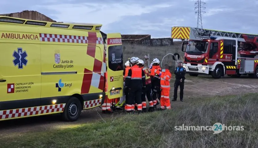 Bomberos y ambulancia en los entornos del antiguo puente ferroviario de La Salud. Fotos Andrea M.