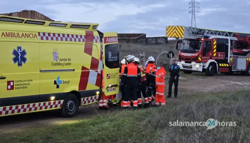 Bomberos y ambulancia en los entornos del antiguo puente ferroviario de La Salud. Fotos Andrea M.