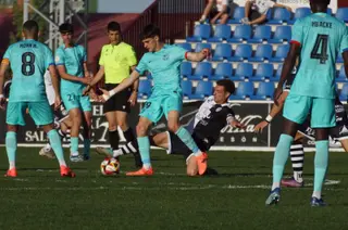 Tur se lanza al suelo para robar un balón ante el filial del Barcelona | FOTO SALAMANCA24HORAS.COM