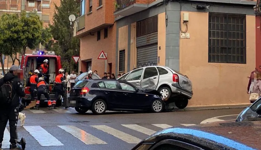Accidente entre dos vehículos en el cruce de la calle Los Hidalgos con Fernando de Rojas