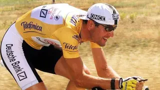 Abraham Olano vestido de maillot oro disputando una contrarreloj en la Vuelta a España