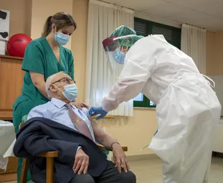 Primera persona vacunada en Salamanca contra el coronavirus.