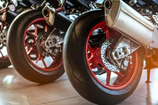 Motos