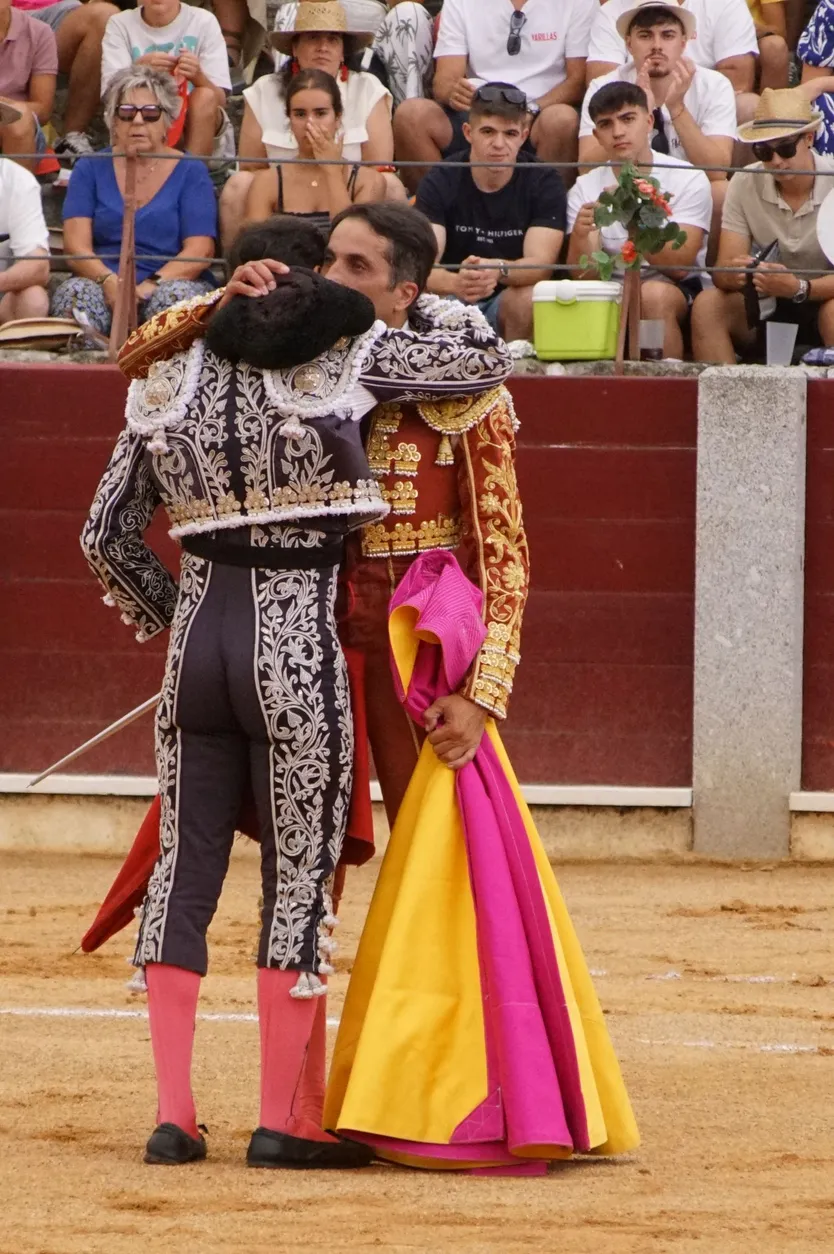 Abrazo entre Javier Castaño y su hermano Damián Castaño en la despedida de Guijuelo