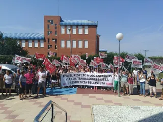 Medio millar de personas se manifiesta en la Residencia Bellavista de Babilafuente